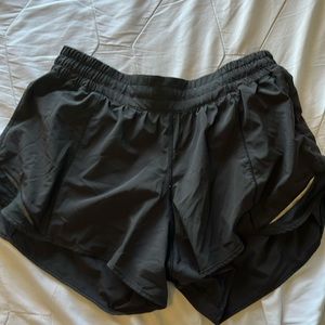 LULULEMON BLACK HOTTY HOTS! HIGH RISE 4” INSEAM SIZE 10. HAS SMALL POCKET